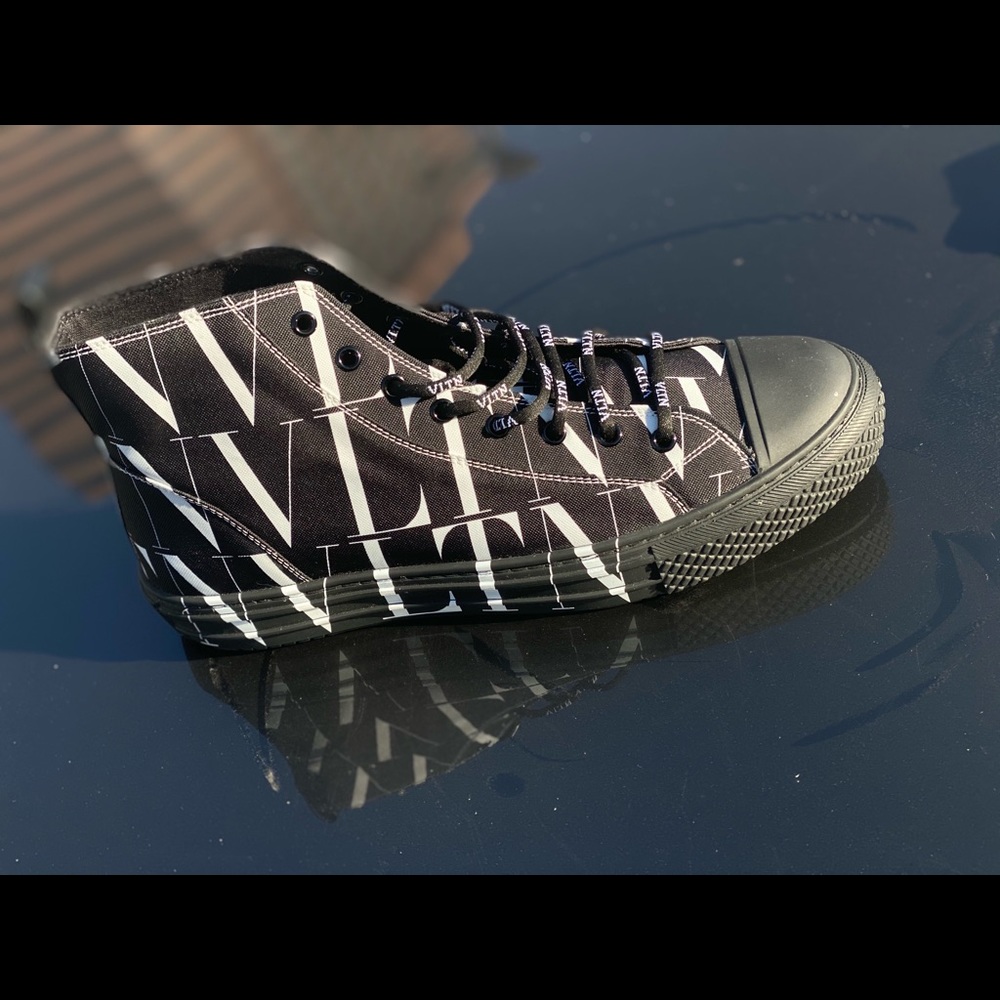 Size 10 Valentino sneakers